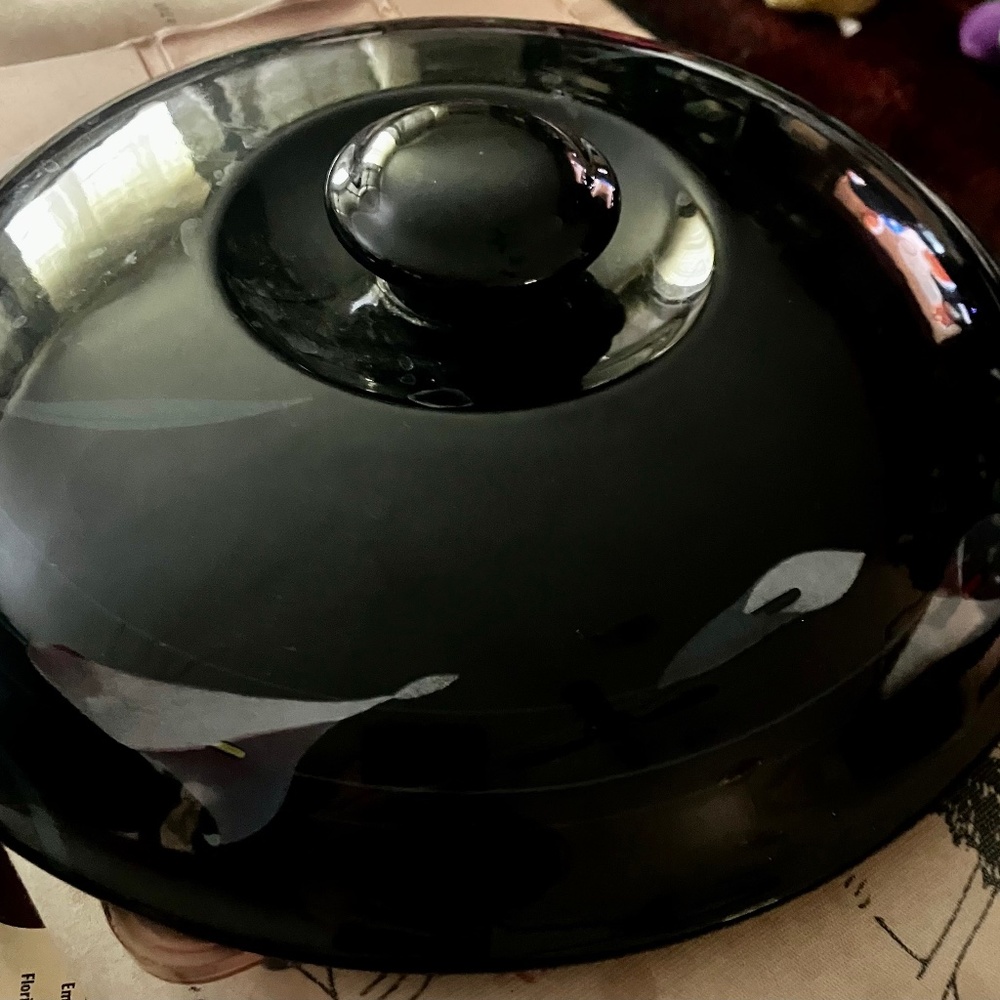 Mikasa Galleria Opus Black Calla Lily 1.25 quart casserole. lid